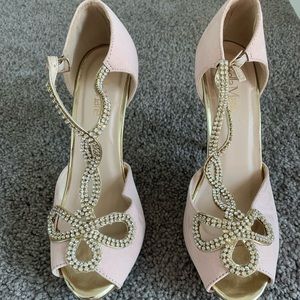 NWOT beautiful blush pink with gold accent heels